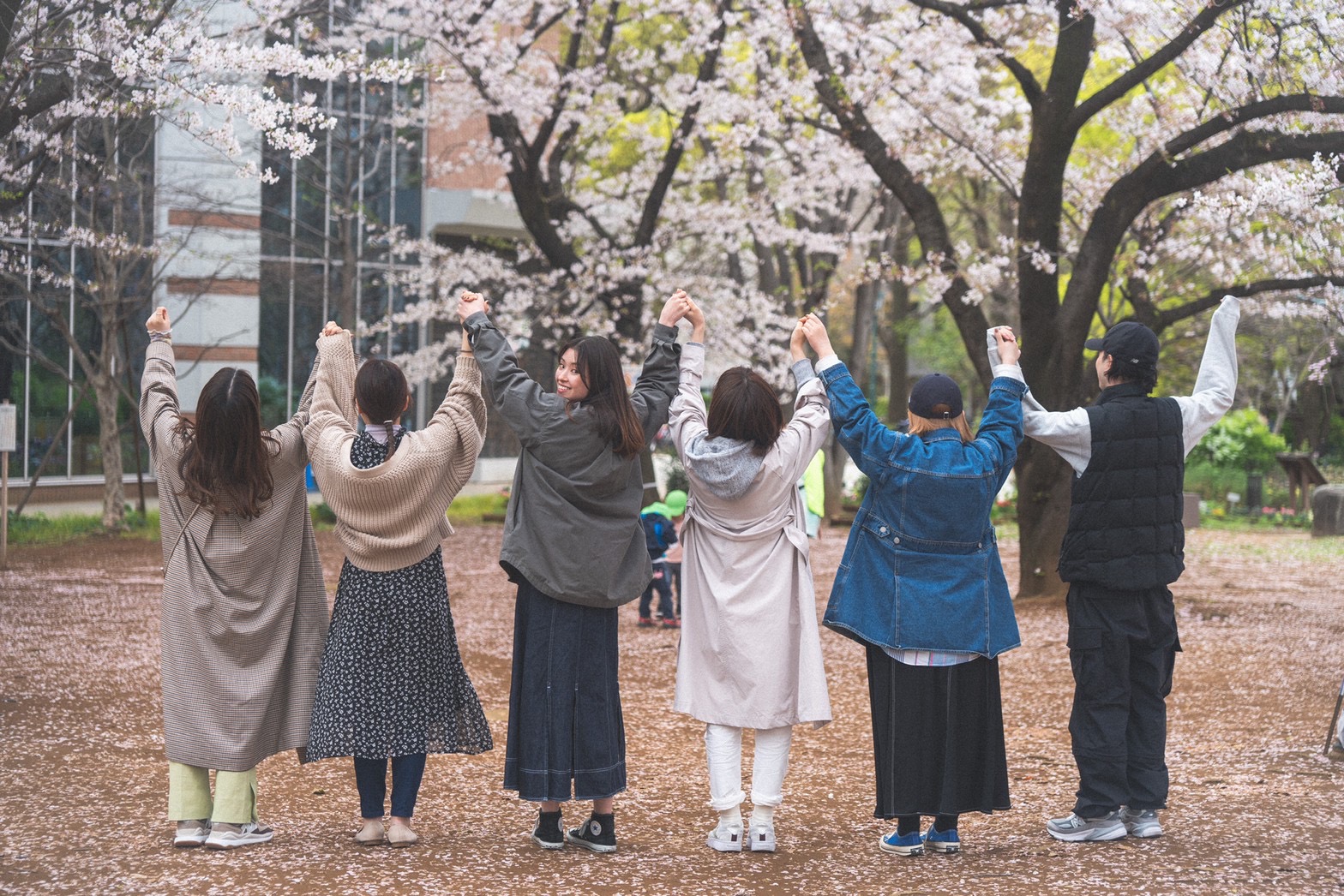 並んで歩くCOTONのスタッフの後ろ姿
